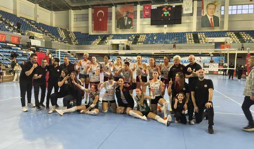 Sakarya Voleybol ligi şampiyon tamamladı
