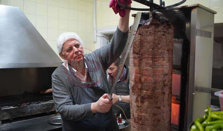 Sakarya'nın 100 yaşındaki dönercisi 84 yıldır mesleğini sürdürüyor