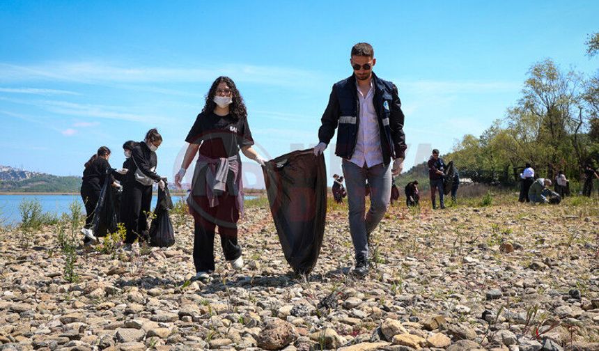 85 torba atık göle karışmadan toplandı