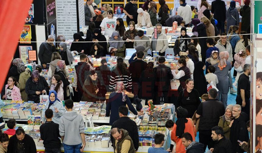 Şehrin kalbi kitapla atıyor