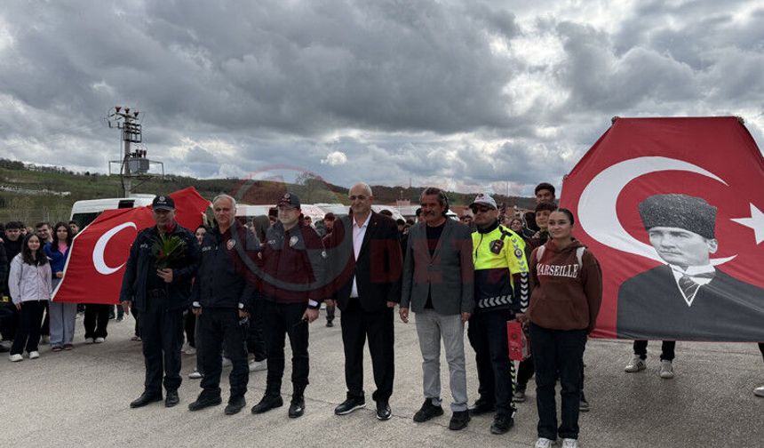 Kavga ihbarına gittiler alkışlarla karşılandılar