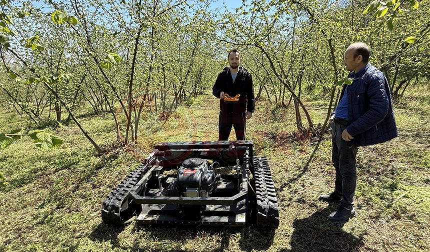 Tırpanları bırakıp robotu izlemeye başladılar