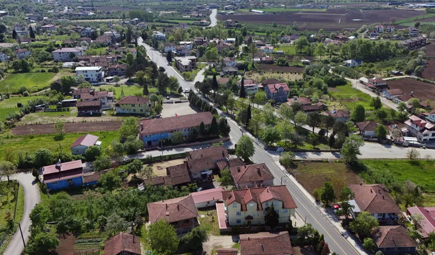 Akyazı'nın 3 mahallesi sıcak asfaltla buluştu