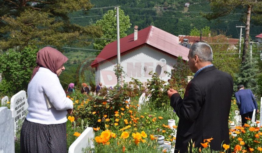 Sakarya'da arefe günü mezarlıklarda duygu dolu ziyaret