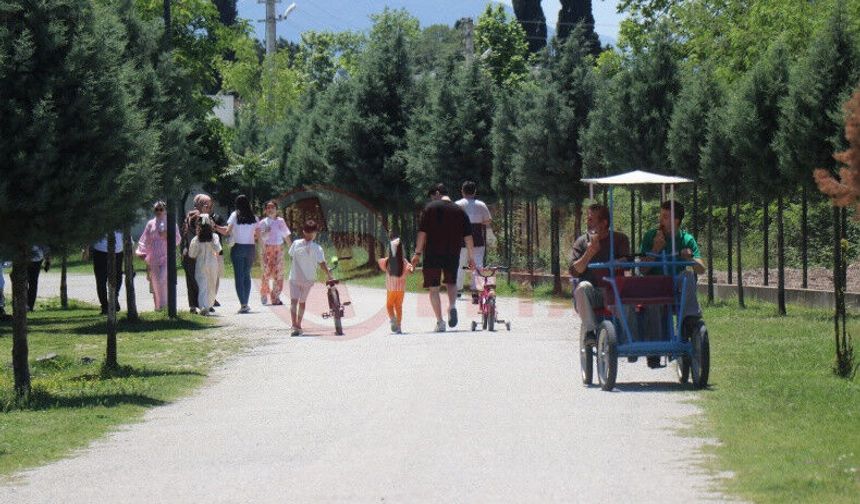 Sakaryalılar bayramın ilk günü parklara akın etti