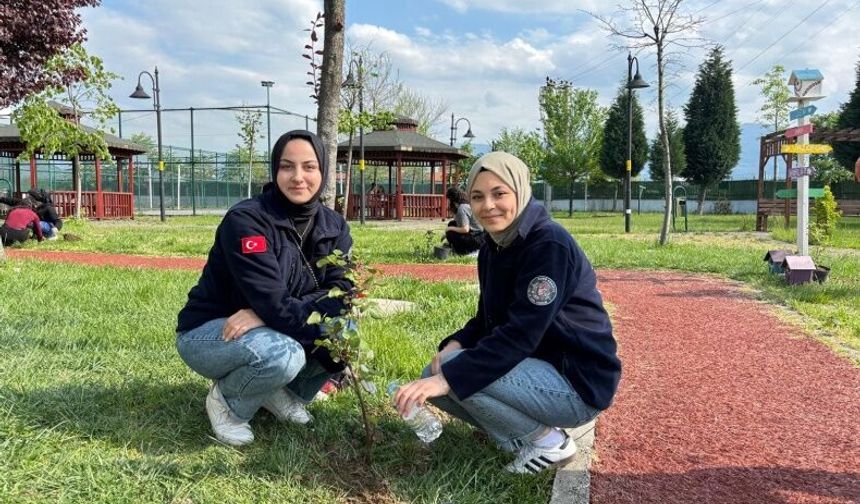 Çöp toplayıp bahçeyi güllerle süslediler