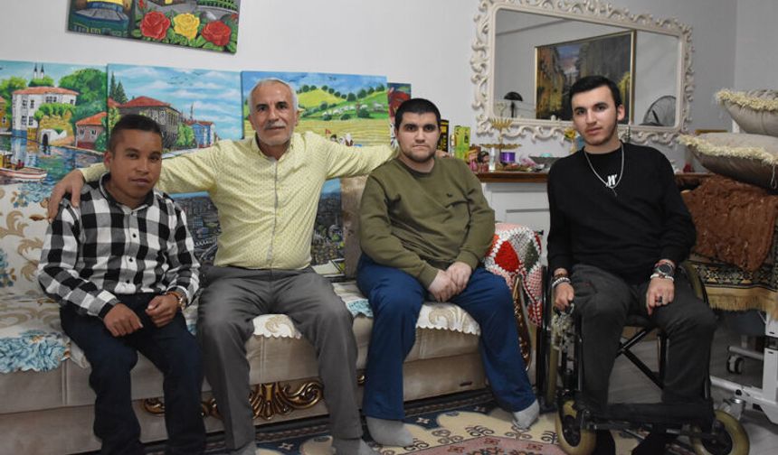 Hayatını 3 engelli oğluna adadı