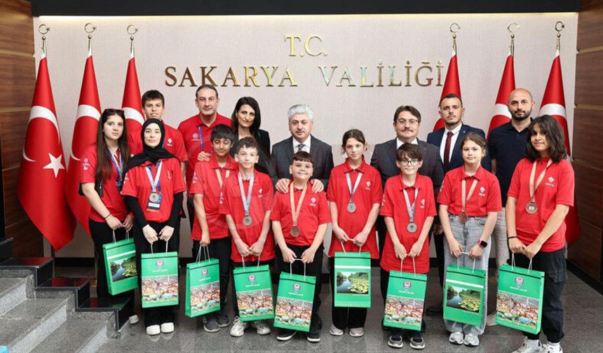 Vali Doğan TÜBİTAK derecesi elde eden öğrencileri ağırladı