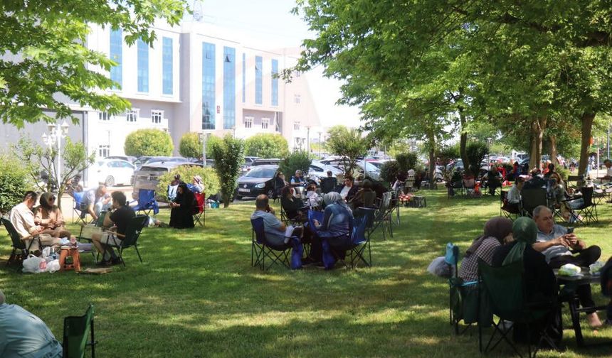 Çocuklar içeride ter döktü, aileler dışarıda piknik yaparak bekledi