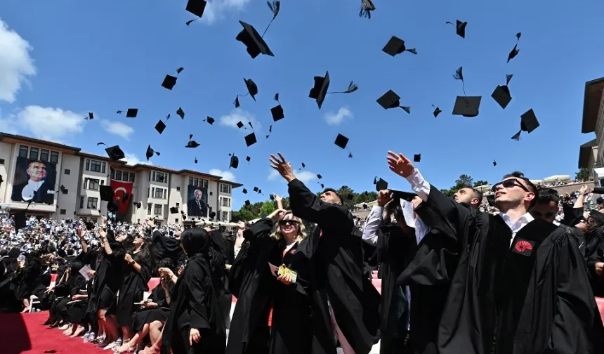 Gençlerin yarısına yakını üniversite mezunu