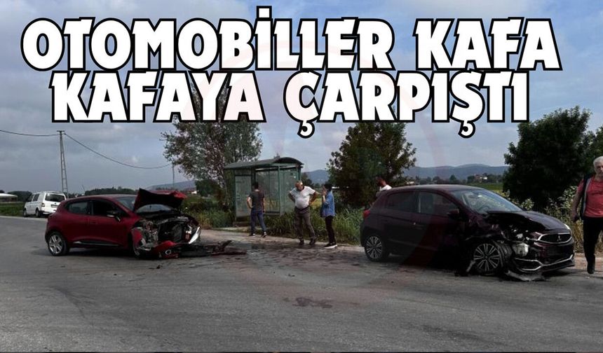 Sakarya'da otomobiller kafa kafaya çarpıştı