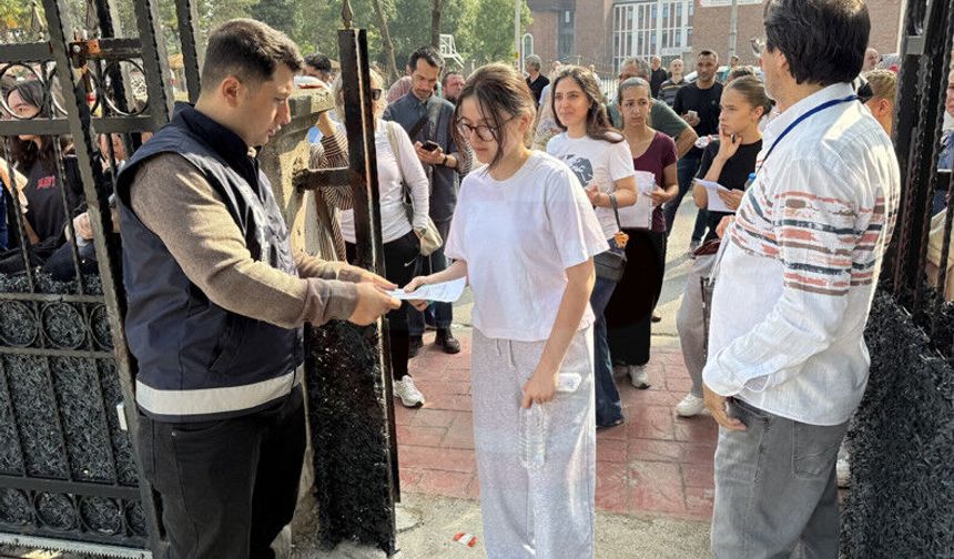 Öğrenciler içeride, veliler dışarıda ter döktü