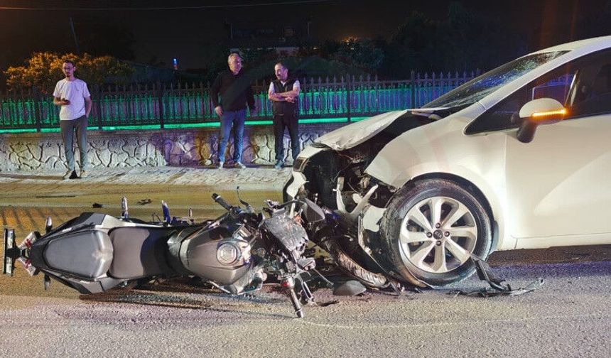 Motosiklet Otomobil ile kafa kafaya çarpıştı