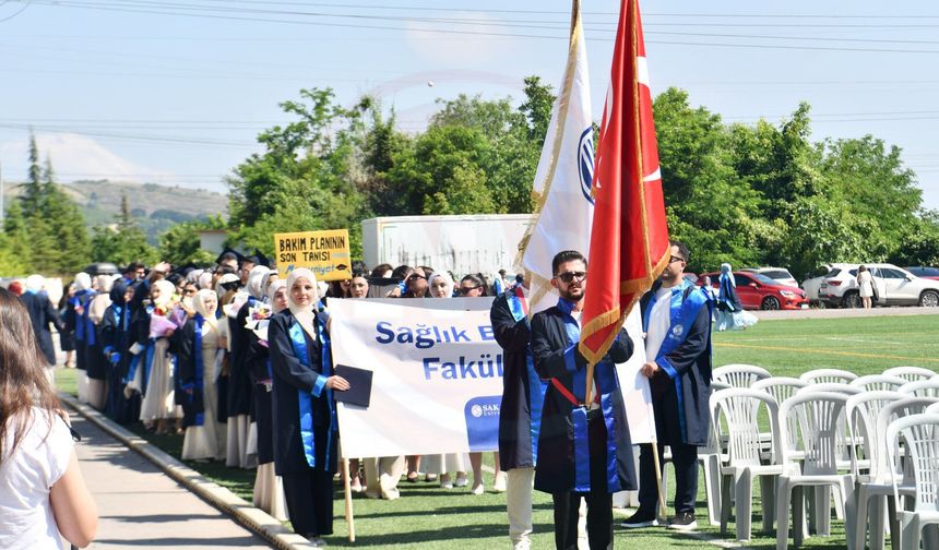 SAÜ’de mezuniyet heyecanı ve gururu coşkuyla başladı