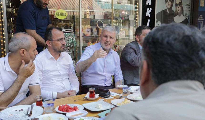 Başkan Altuğ, Çark Caddesi’nde ticaret erbabıyla buluştu