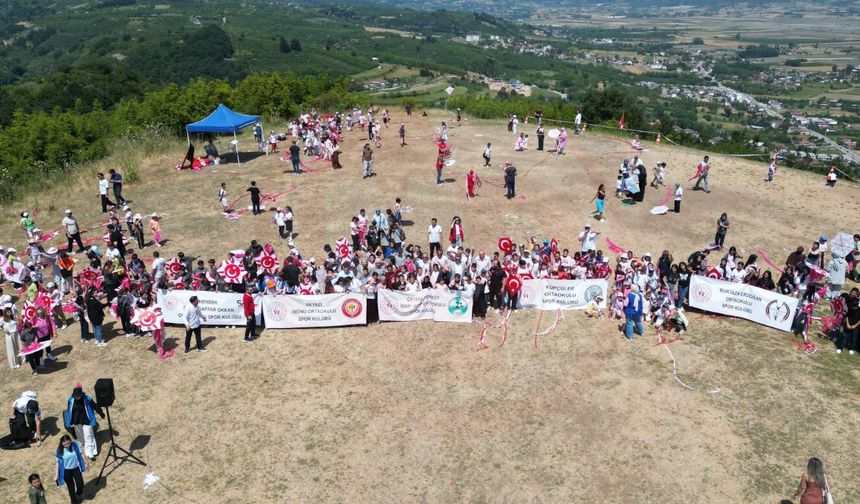 Serdivan’da gökyüzü ay-yıldızlı uçurtmalarla  renklendi