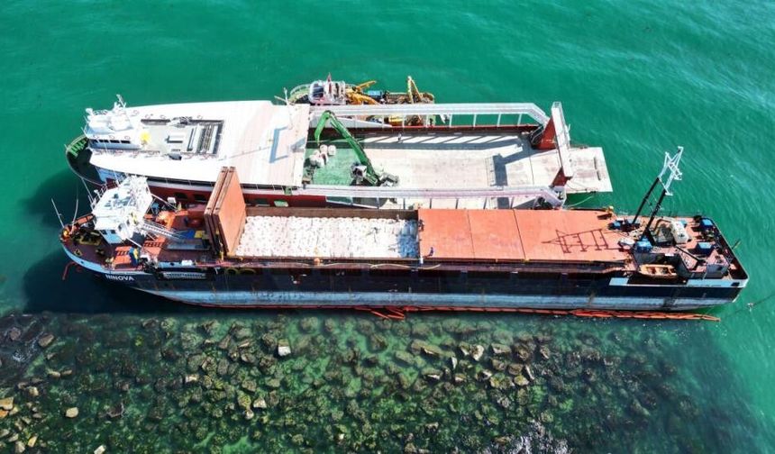 Karasu'da karaya oturan gemiyi kurtarma çalışmalarına başlandı