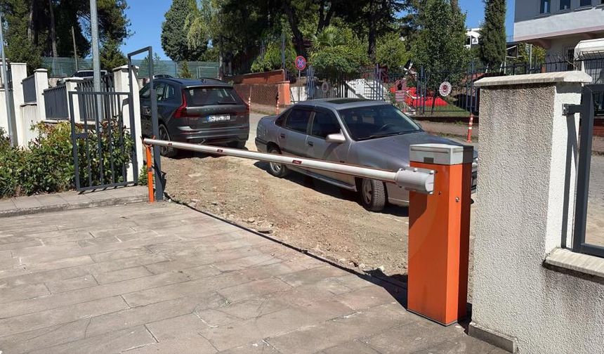 Tapu personeliyle tartışan belediye başkanı, kurumun önünü kazdırdı