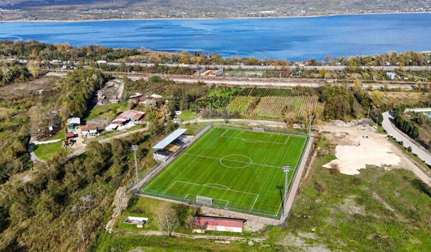 İki futbol sahası FIFA standartlarında yenileniyor