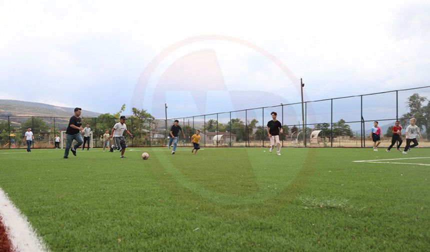 Okullar tatil oldu Bayatlı gençler sahaya koştu