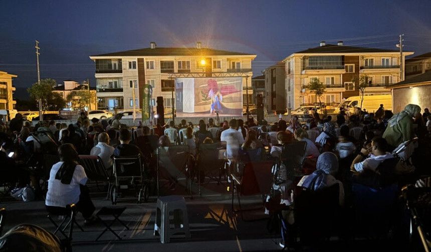 Büyükşehir’in Yaz Sineması akşamlara renk katıyor