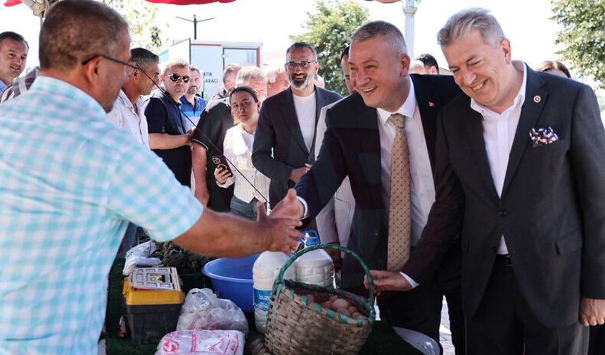 Serdivan köylü pazarı hizmete açıldı