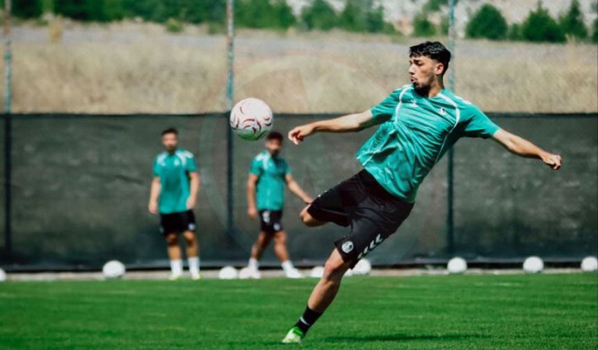 Sakaryaspor'da yeni sezon mesaisi Davraz'da sürüyor
