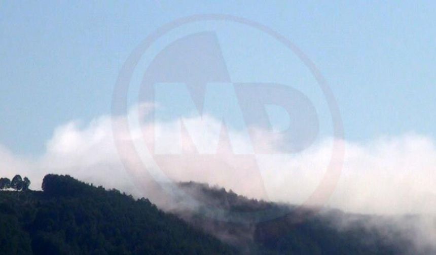 Dağ zirvesine çöken sis bulutu görsel şölen oluşturdu