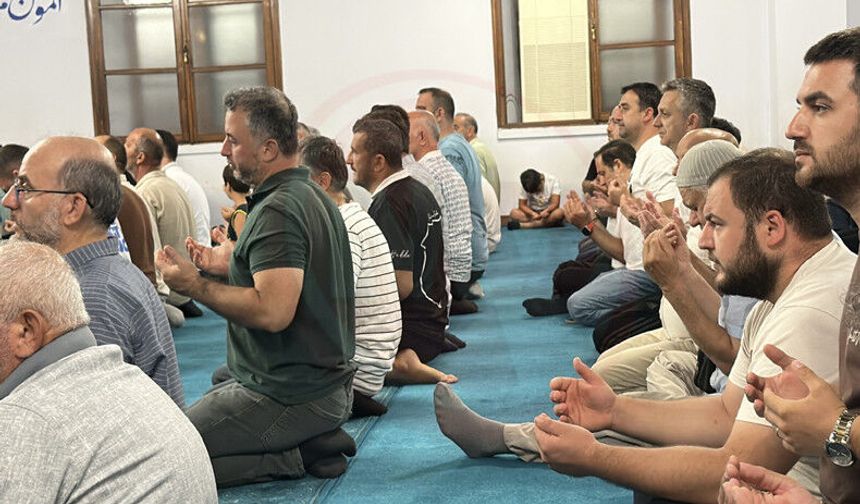 Mevlid Kandili'nde eller semaya açıldı!