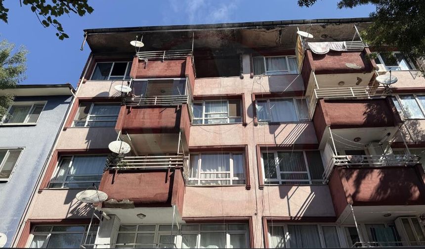 4 katlı binanın üst katında çıkan yangın paniğe neden oldu