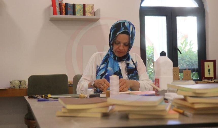 Suyun üzerindeki renkleri benzersiz defterlere dönüştürüyor