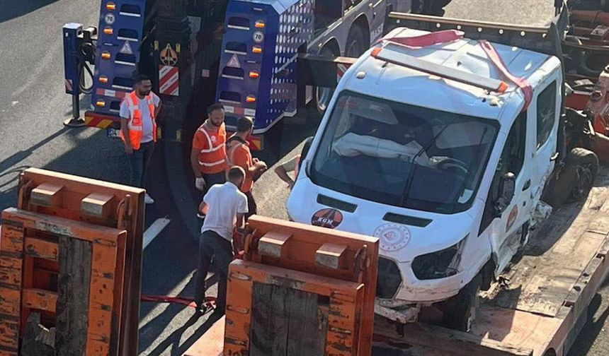Otoyolda bakım aracına çekici çarptı: 3 yaralı