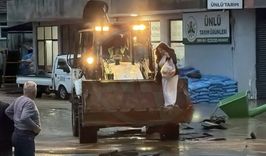Darıçayırı'nda ulaşım kepçe ve traktörlerle sağlanıyor