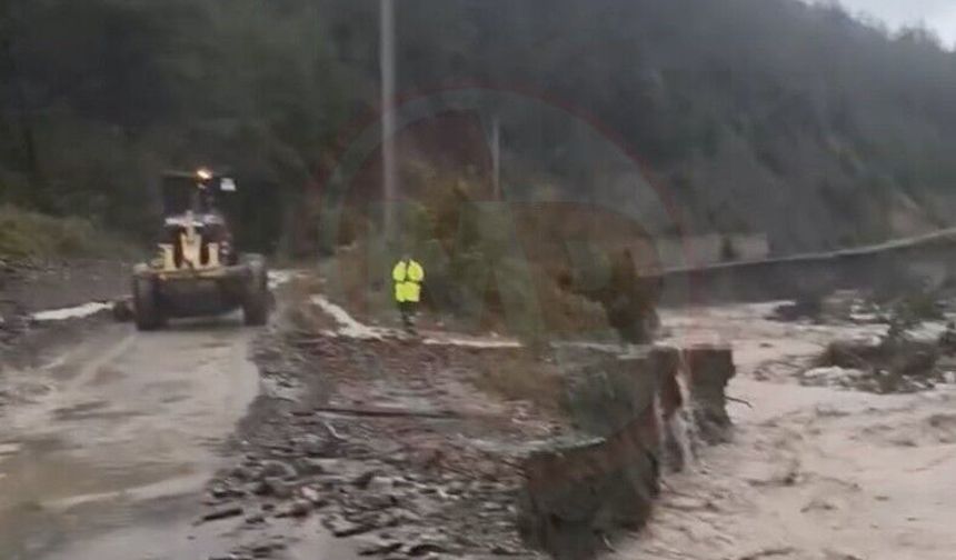 Geyve'de taşan dere yolu çökertti