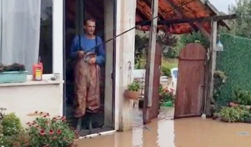 Nehir taşınca mahalle Venedik'e döndü!