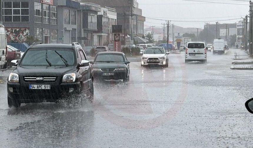 Sağanak yağış trafiği felç etti