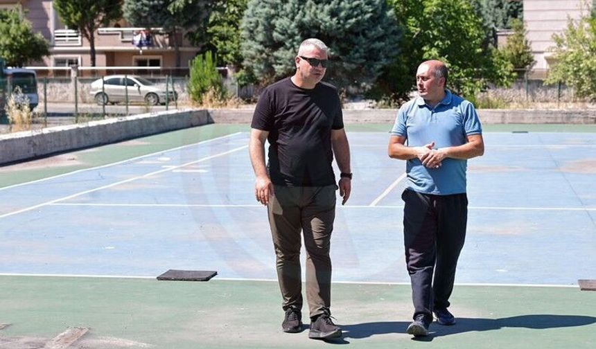 Serdivan’da tenis kortu yenileniyor padel sahası geliyor