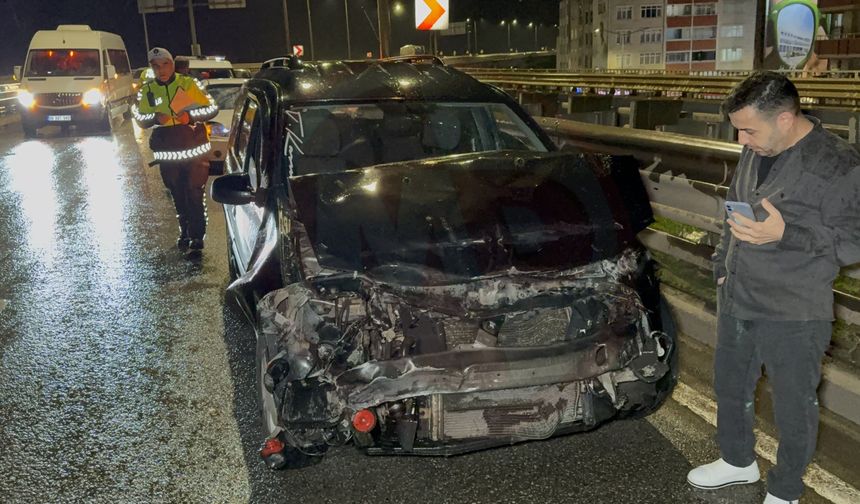 Sakarya'ya düğüne gelirken bariyerlere çarptı
