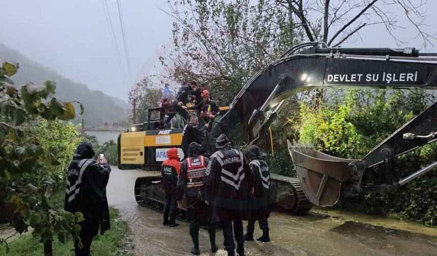 Taşan dere mahalleyi sular altında bıraktı