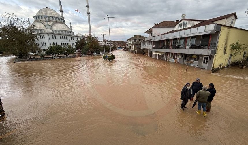 Sular altında kalan mahallede ekmekleri kepçeyle dağıtıyorlar