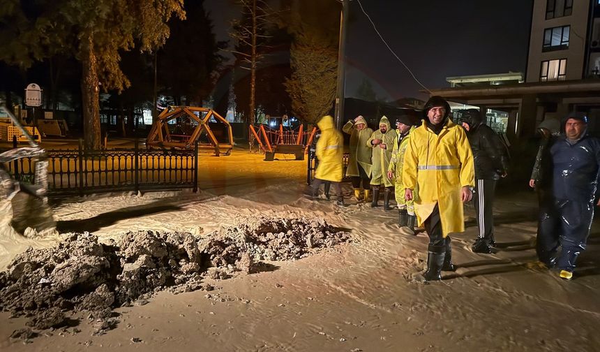 Yükseklerden inen sel suları  ilçe merkezini esir aldı