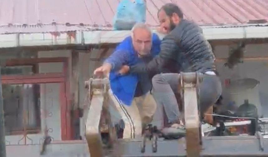 Mahsur kalanlar kepçeyle kurtarıldı