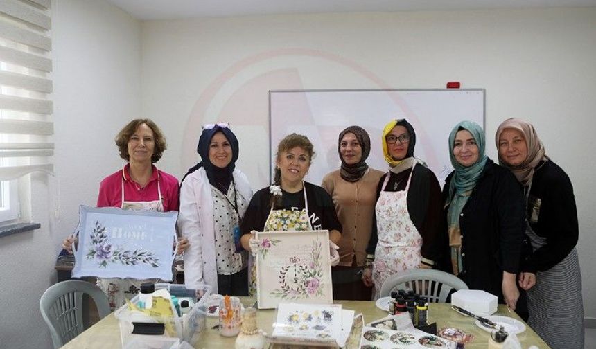 Eski eşyalar sanatla buluşuyor el emeği kazanca dönüşüyor