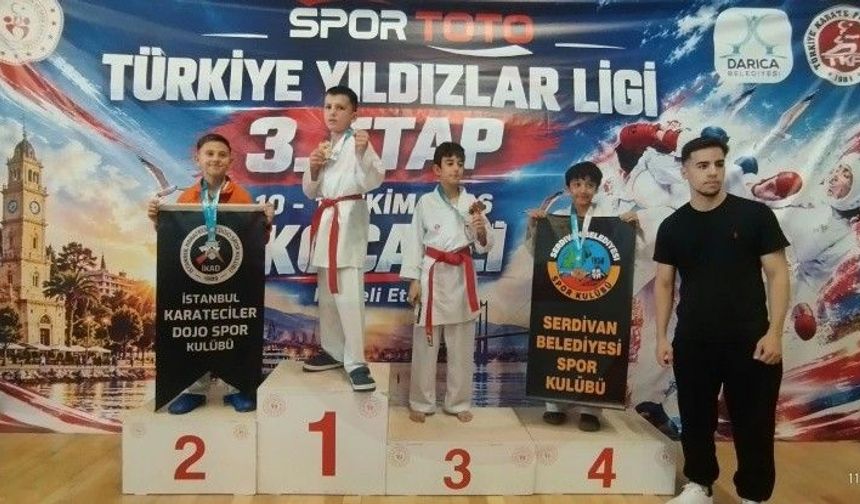 Serdivan’ın karatecilerinden 25 madalyalık büyük başarı