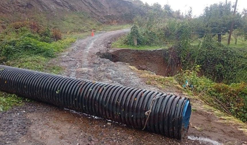 Çöken yola barikatlı önlem