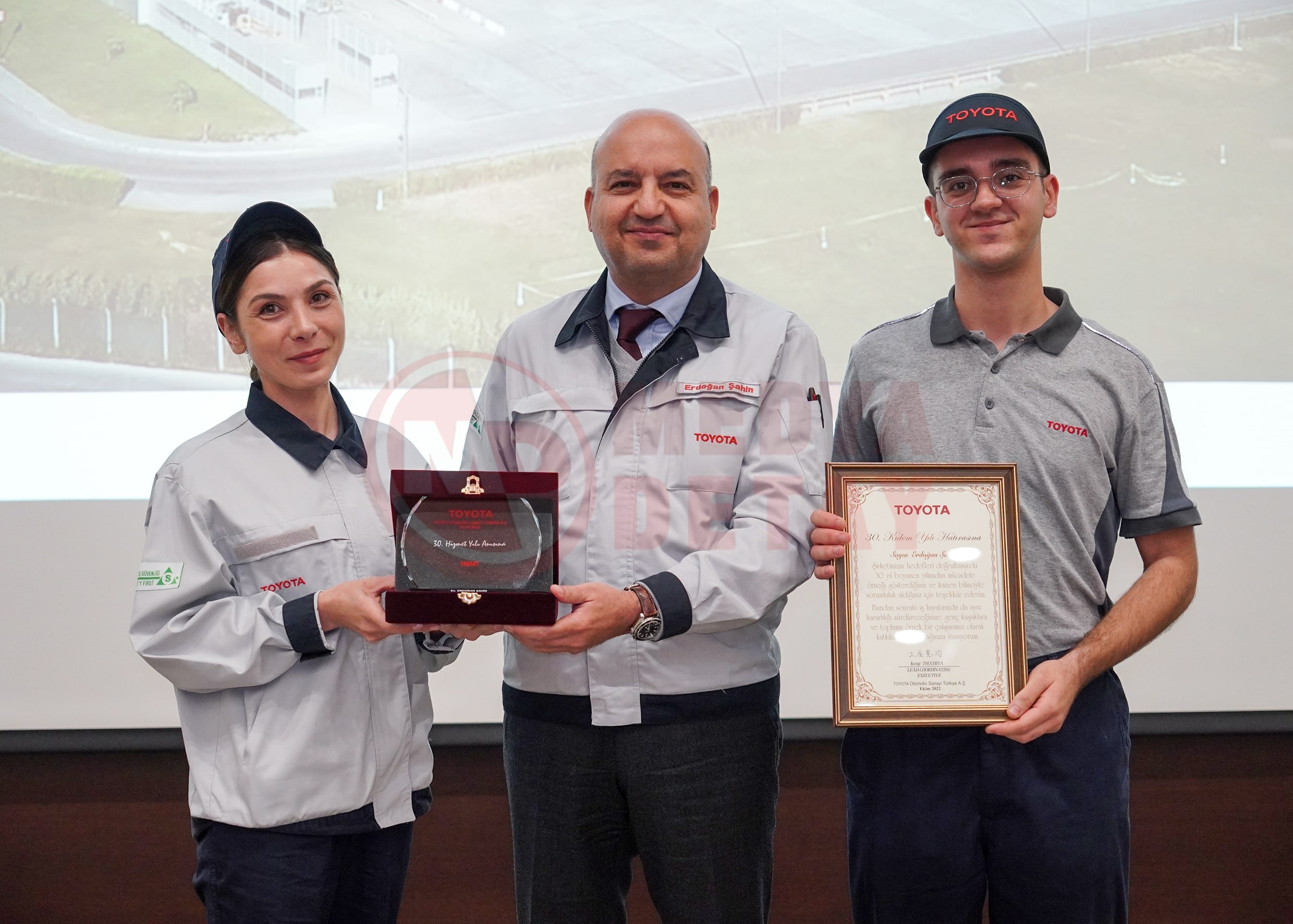Toyota Otomotiv Sanayi Türkiye CEO'su Erdoğan Şahin de kendi 30.yıl ödülünü şirketin iki genç üyesinin elinden aldı-min