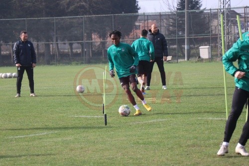 Afrikali_futbolcu_sakaryasporla_deneme_antrenmanlarina_cikti (2)