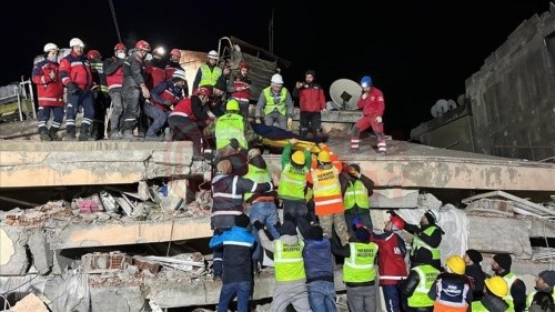 hendek_belediyesi_ekipleri_deprem_bolgesinde_canla_basla_calisiyor (2)