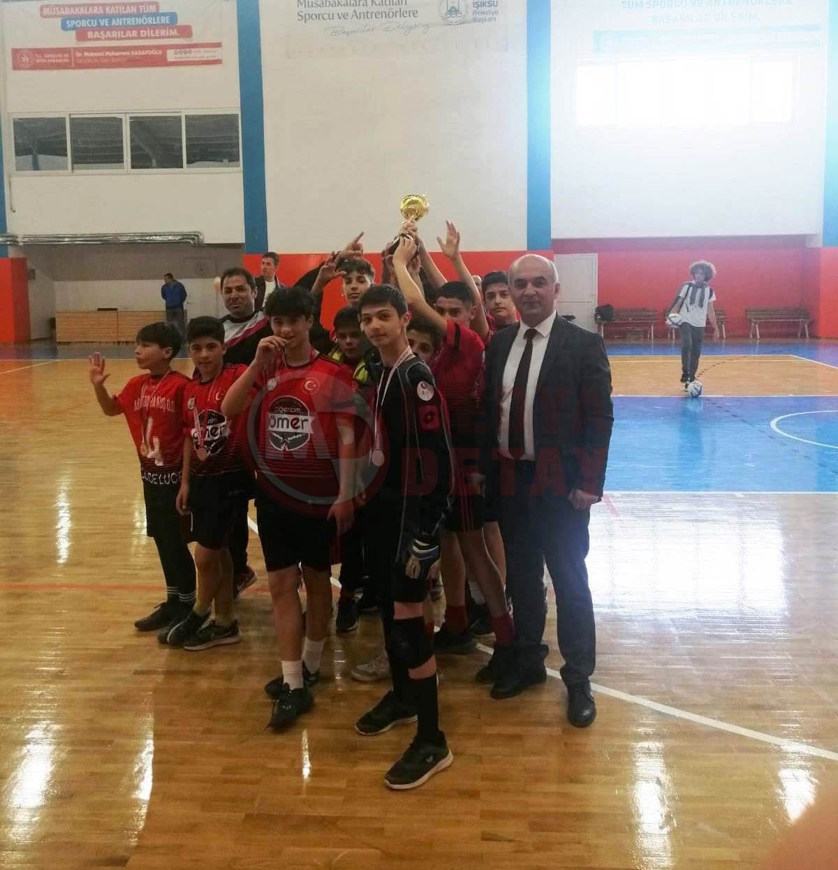 Futsal şampiyon Mehmet Zumra Kuş Ortaokulu (1)