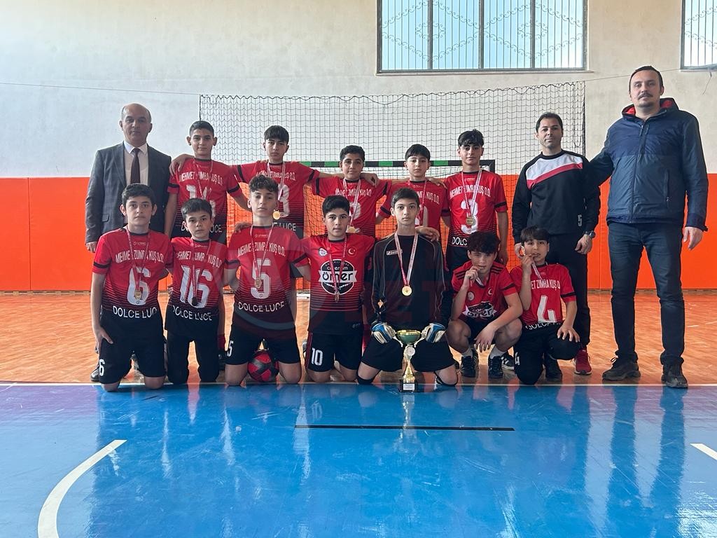 Futsal şampiyon Mehmet Zumra Kuş Ortaokulu (4)